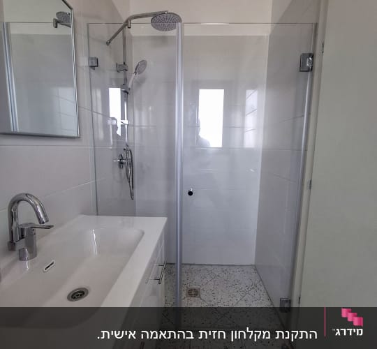 מקלחת עם ראש מקלחת ודלת זכוכית